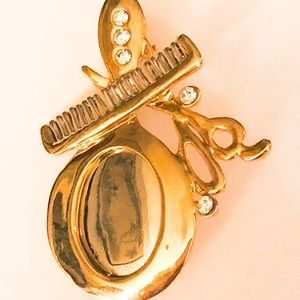 Hair dresser pin gold tone